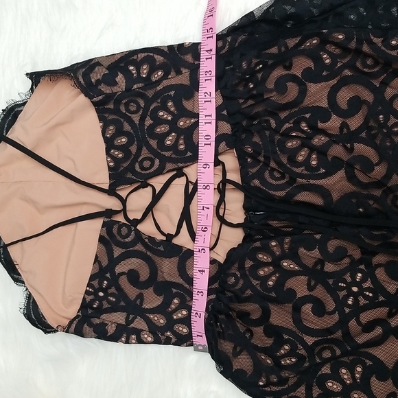 SOLD 🎉🌟HOST PICK🎉🌟Tobi Chic Black lace romper - Picture 7 of 7